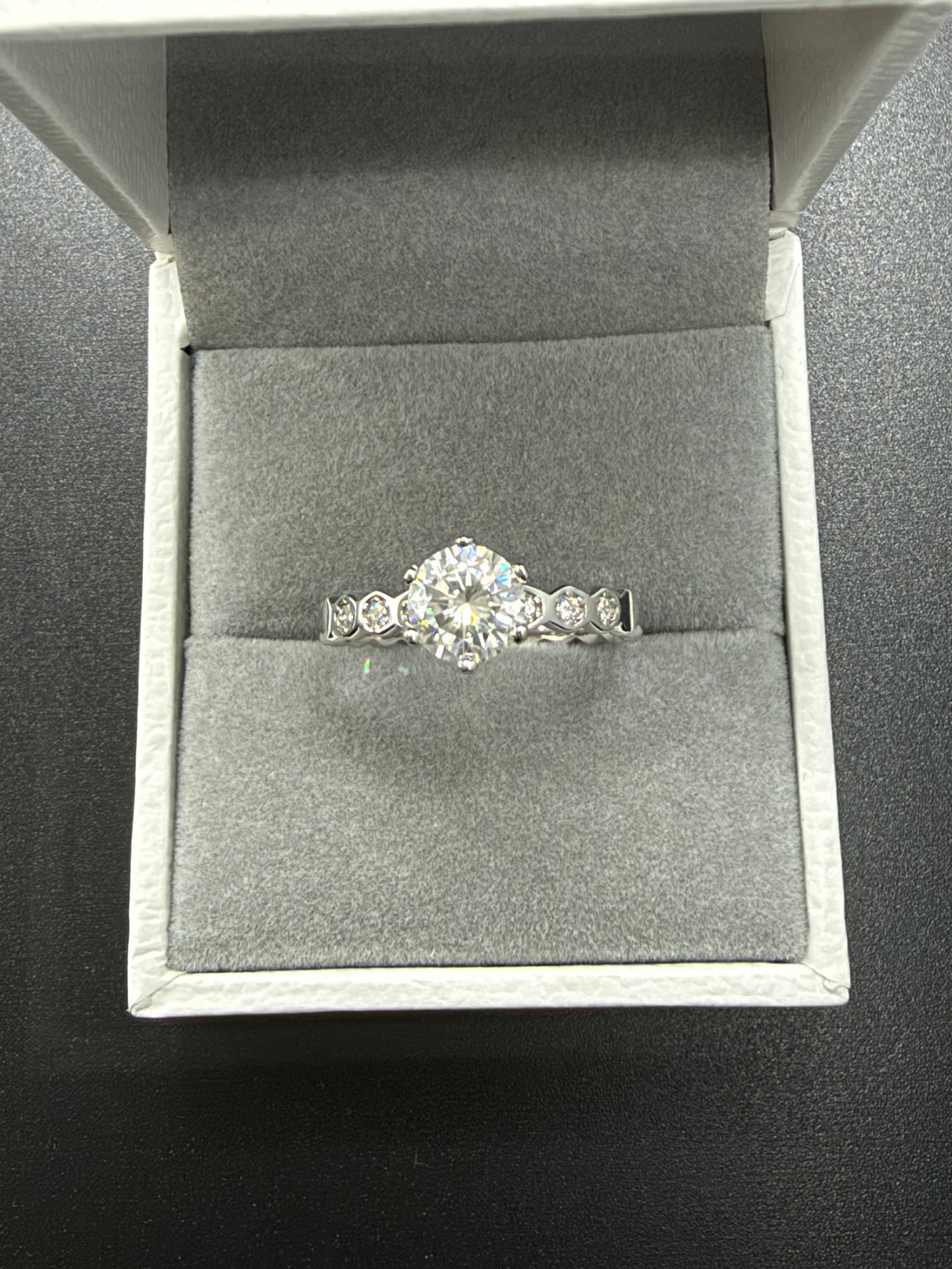 Shahd Honeycomb Moissanite Solitaire Ring – 925 Sterling Silver