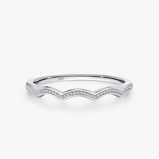 Alma wave stacking ring close-up: slim soft-wave band with fine beaded detailing, 925 sterling silver, Dubai