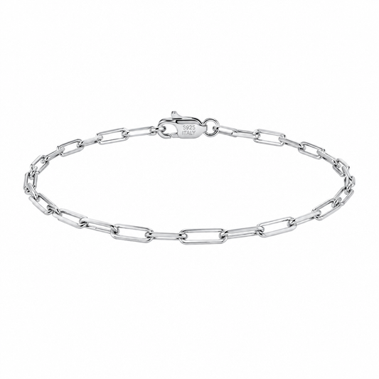 Clara paperclip chain bracelet close-up: bright 3 mm paperclip chain with elongated links, Dubai