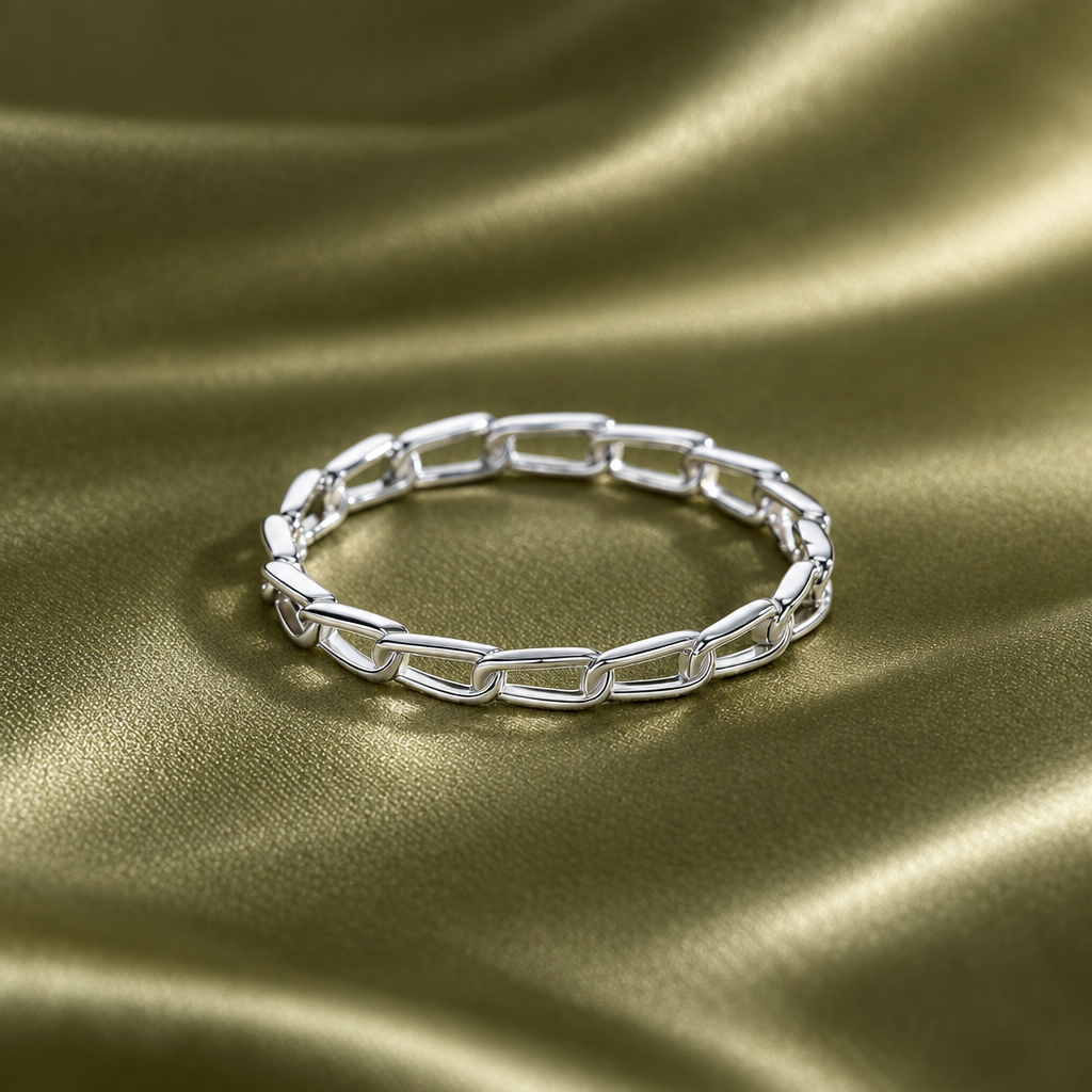 Fleur paperclip link ring, view 4: 2 mm band with an open paperclip-link design, 925 sterling silver, Dubai