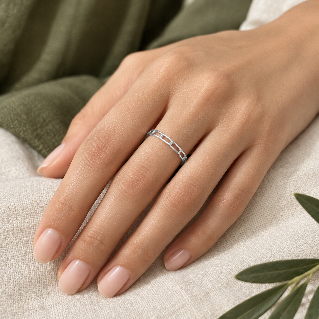 Fleur paperclip link ring, view 3: 2 mm band with an open paperclip-link design, 925 sterling silver, Dubai