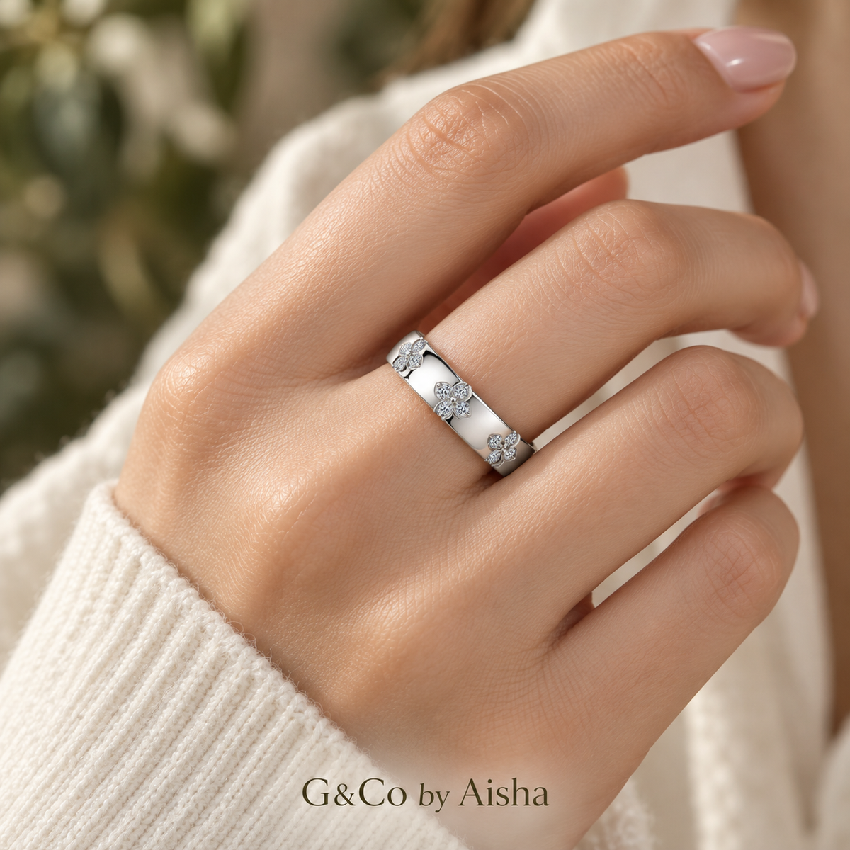 Fortuna clover moissanite ring, view 5: three four-leaf clovers across a wide polished band, 925 sterling silver, Dubai