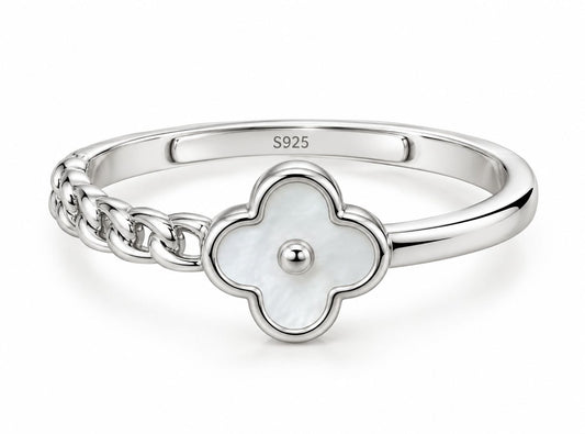 Iris petite clover chain ring close-up: small four-leaf clover on a chain-link band, 925 sterling silver, Dubai