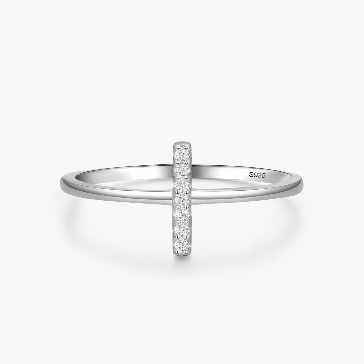 Ligne vertical bar CZ ring close-up: slim vertical CZ bar on a fine polished band, 925 sterling silver, Dubai