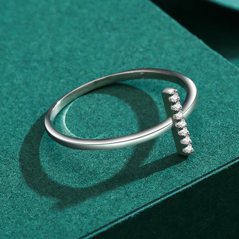 Ligne vertical bar CZ ring, view 4: slim vertical CZ bar on a fine polished band, 925 sterling silver, Dubai