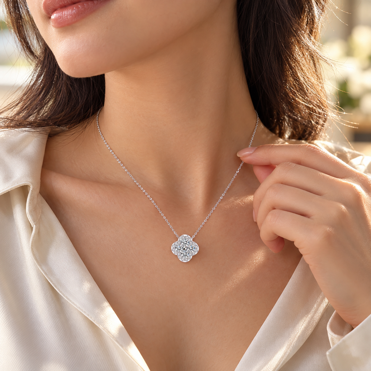 Lumière clover moissanite necklace, view 4: 0.9 cm clover pendant with four 3 mm moissanite, 925 sterling silver, Dubai