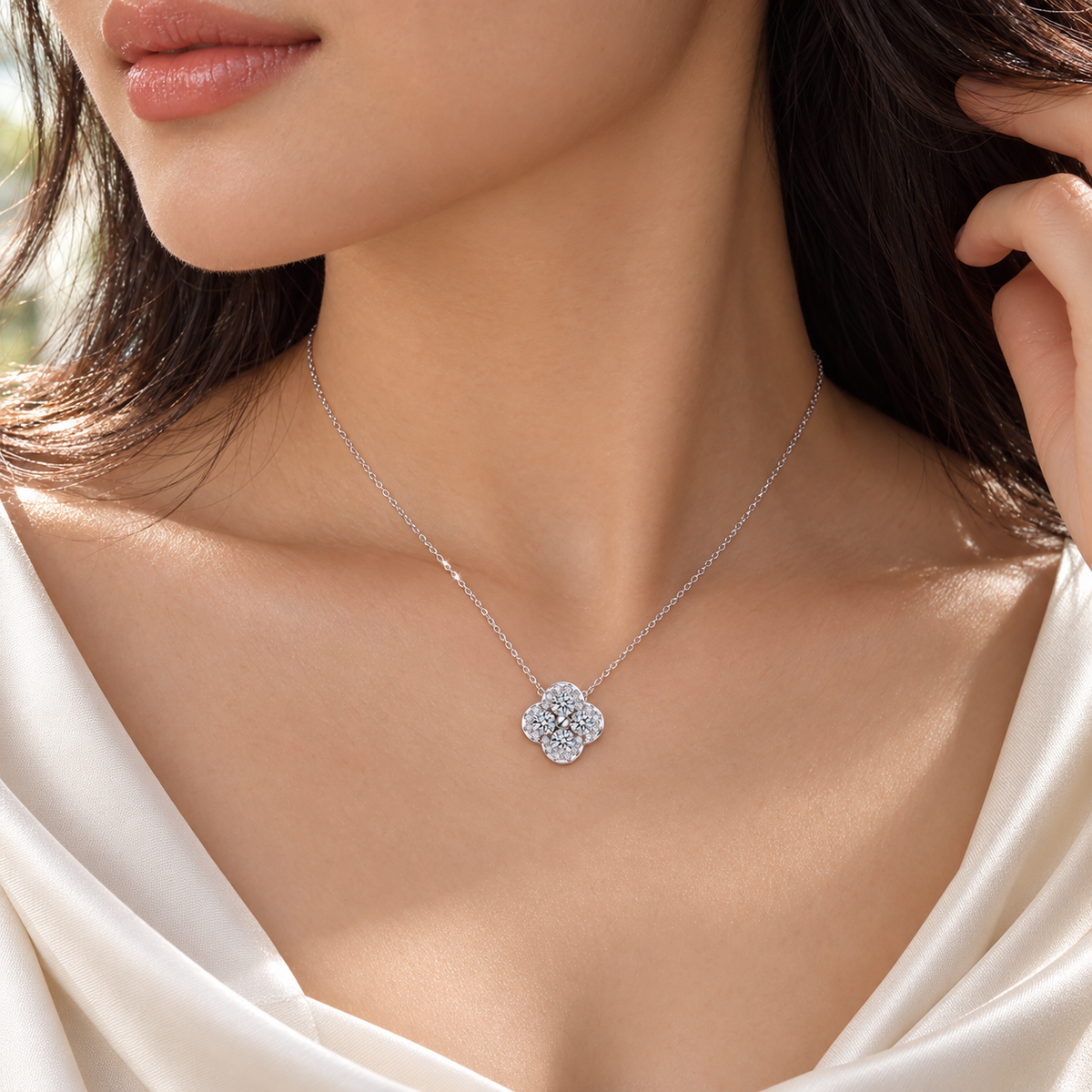 Lumière clover moissanite necklace, view 5: 0.9 cm clover pendant with four 3 mm moissanite, 925 sterling silver, Dubai
