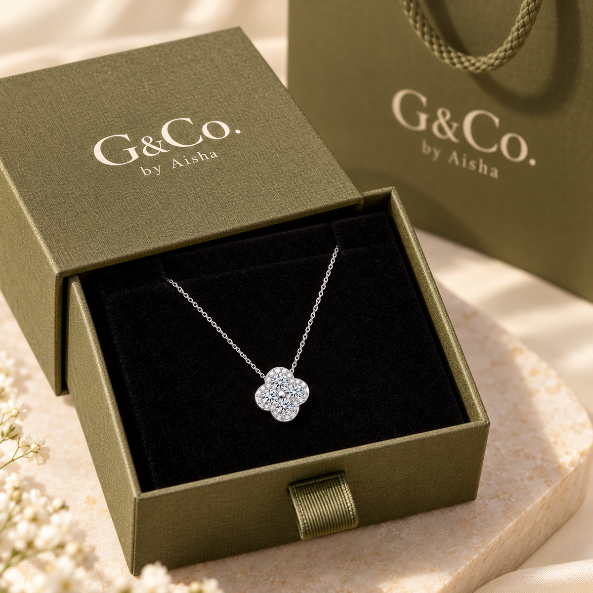 Lumière clover moissanite necklace, view 6: 0.9 cm clover pendant with four 3 mm moissanite, 925 sterling silver, Dubai