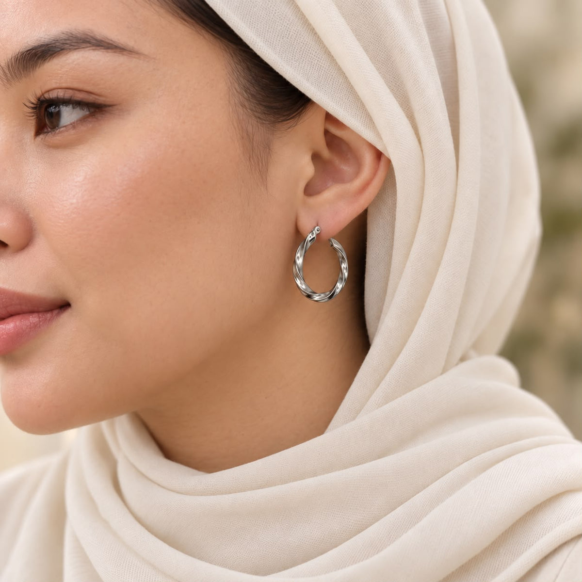 Pia twisted hoop earrings, view 4: twisted polished hoops, 925 sterling silver, Dubai
