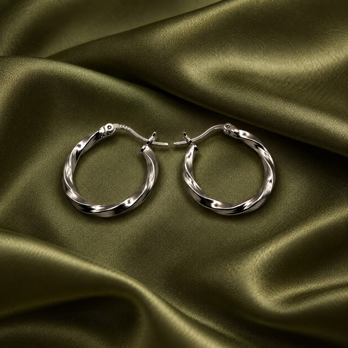 Pia twisted hoop earrings, view 2: twisted polished hoops, 925 sterling silver, Dubai