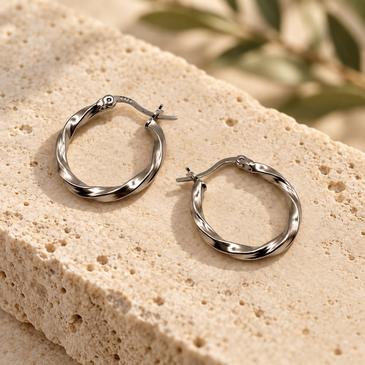 Pia twisted hoop earrings, view 3: twisted polished hoops, 925 sterling silver, Dubai