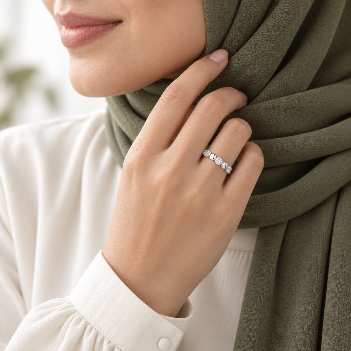 Raya polished & pavé disc ring, view 3: polished discs alternating with pavé circles, 925 sterling silver, Dubai