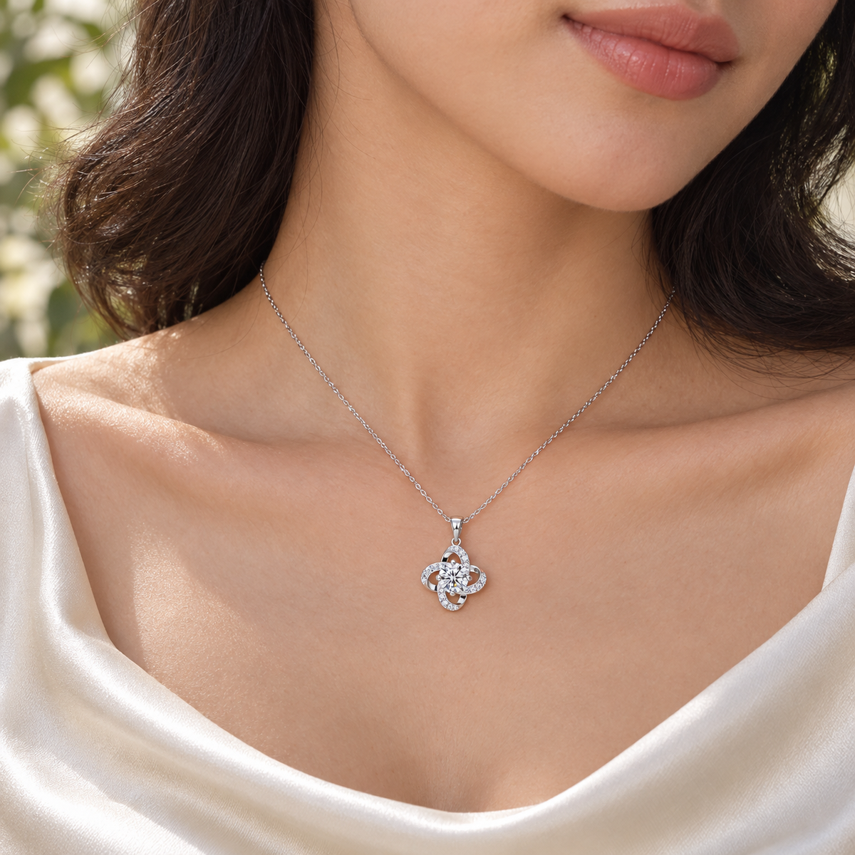 Salma four-loop clover moissanite necklace, view 4: 6 mm moissanite surrounded by four clover loops, 925 sterling silver, Dubai
