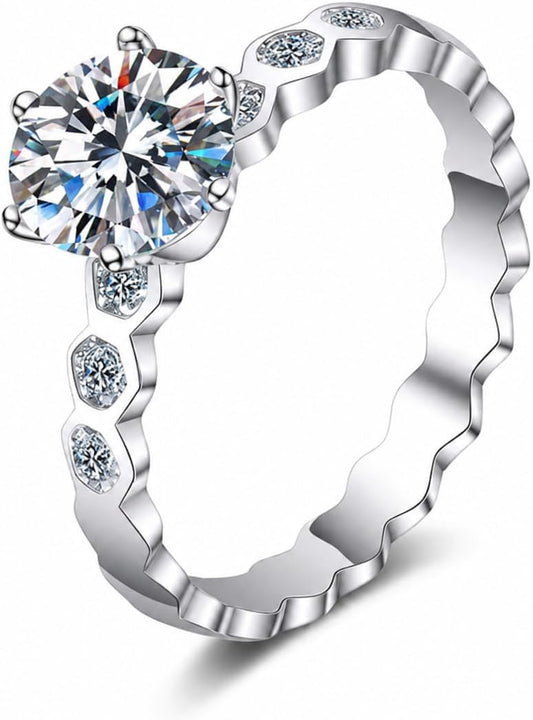 Shahd honeycomb moissanite solitaire ring close-up: 1 ct moissanite in six prongs above a honeycomb band, Dubai