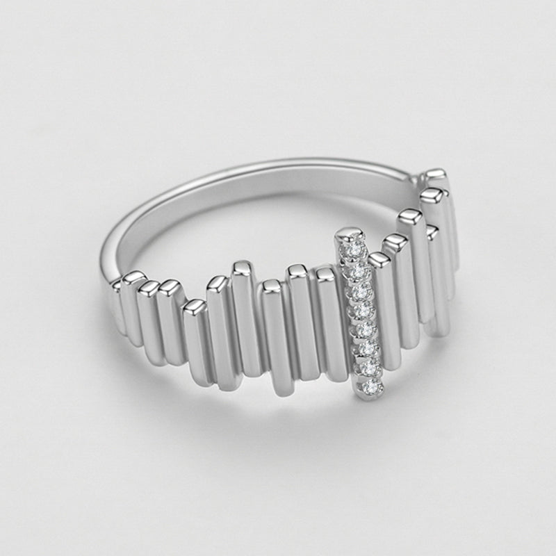 Sonara linear CZ ring close-up: graduated vertical bars with a central CZ line, 925 sterling silver, Dubai